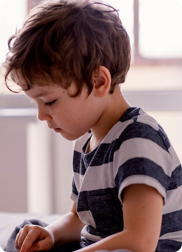 Menina com magia saindo do tablet