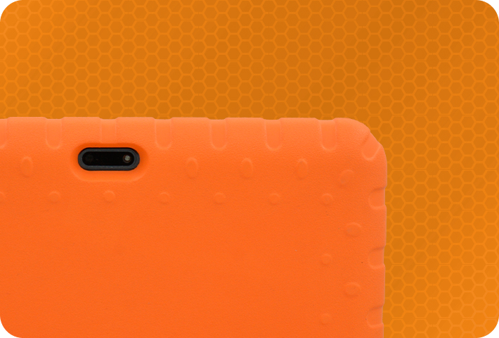 Mãe e filhos usando tablet