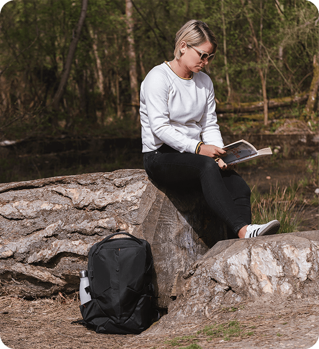Mulher lendo com mochila Targus