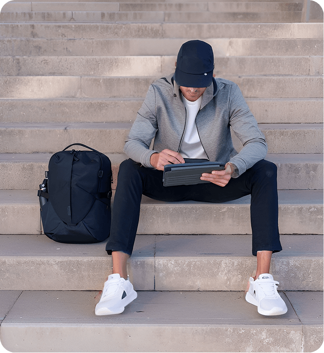 Homem sentado na escada com mochila