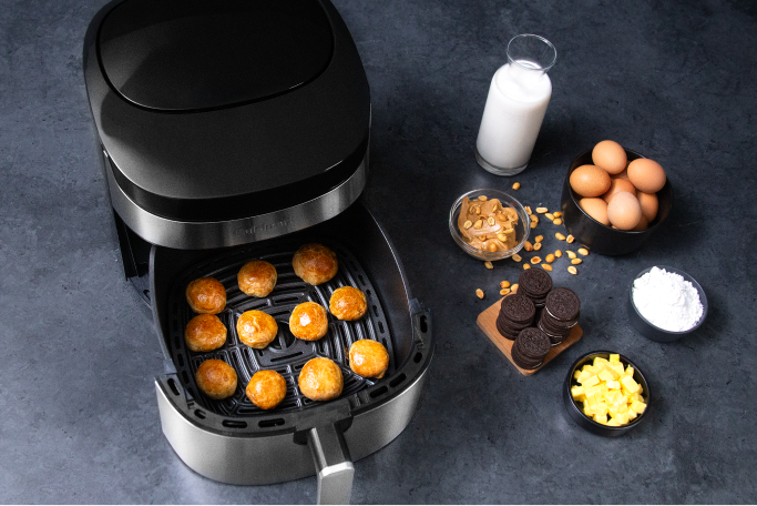 Sorveteira Cuisinart com casquinhas de sorvete ao lado