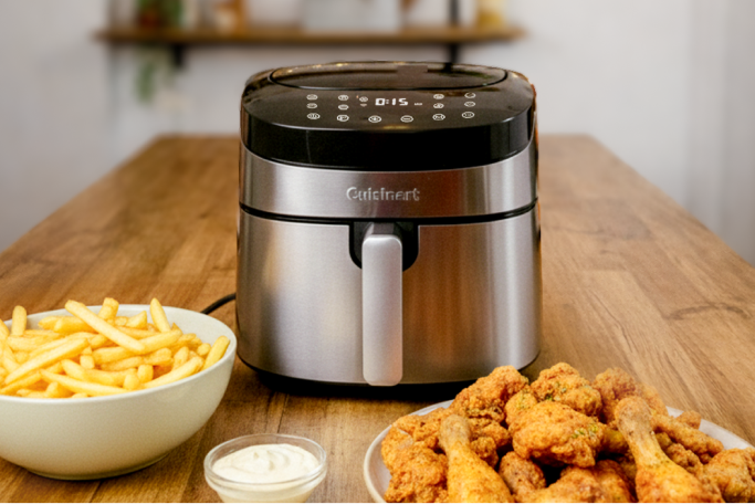 Sorveteira Cuisinart com casquinhas de sorvete ao lado