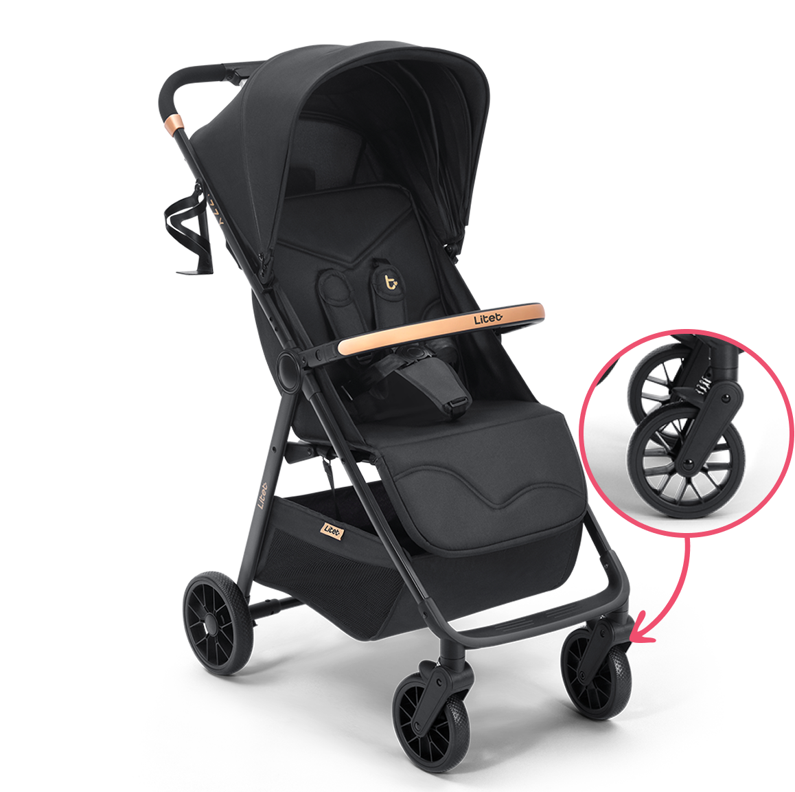 Pai passeando com bebê no parque