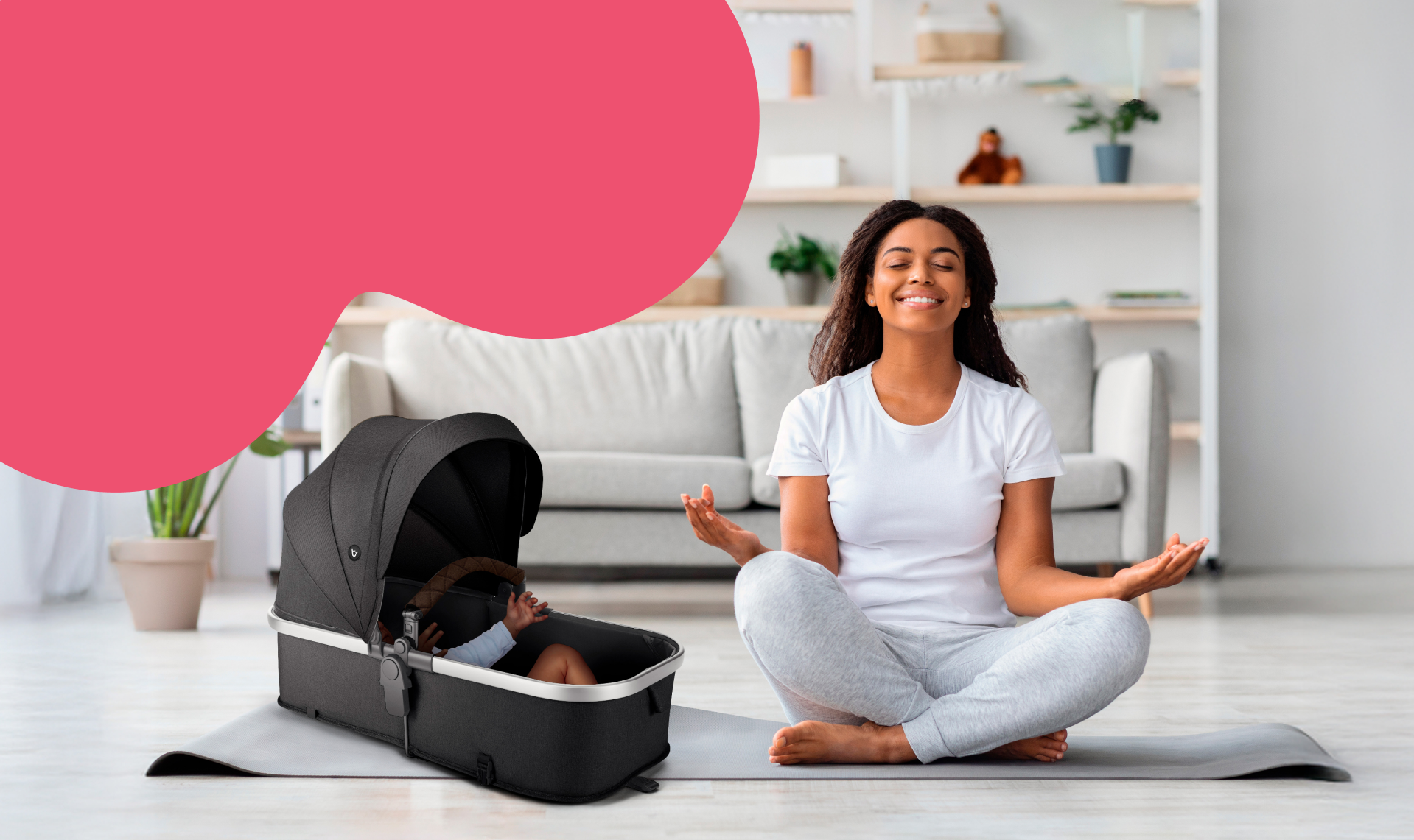 Mãe fazendo yoga com bebê no moisés