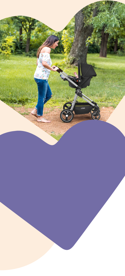 Pai passeando com bebê no parque