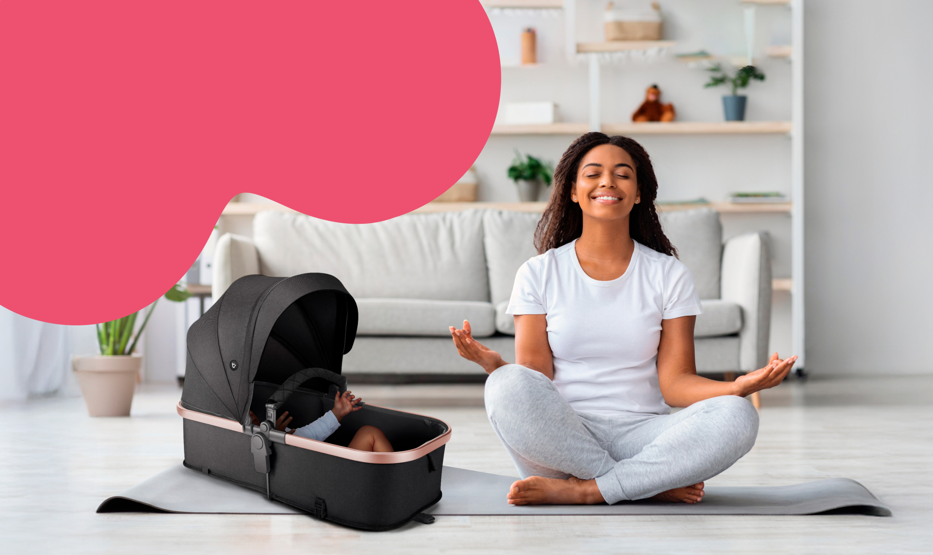 Mãe fazendo yoga com bebê no moisés