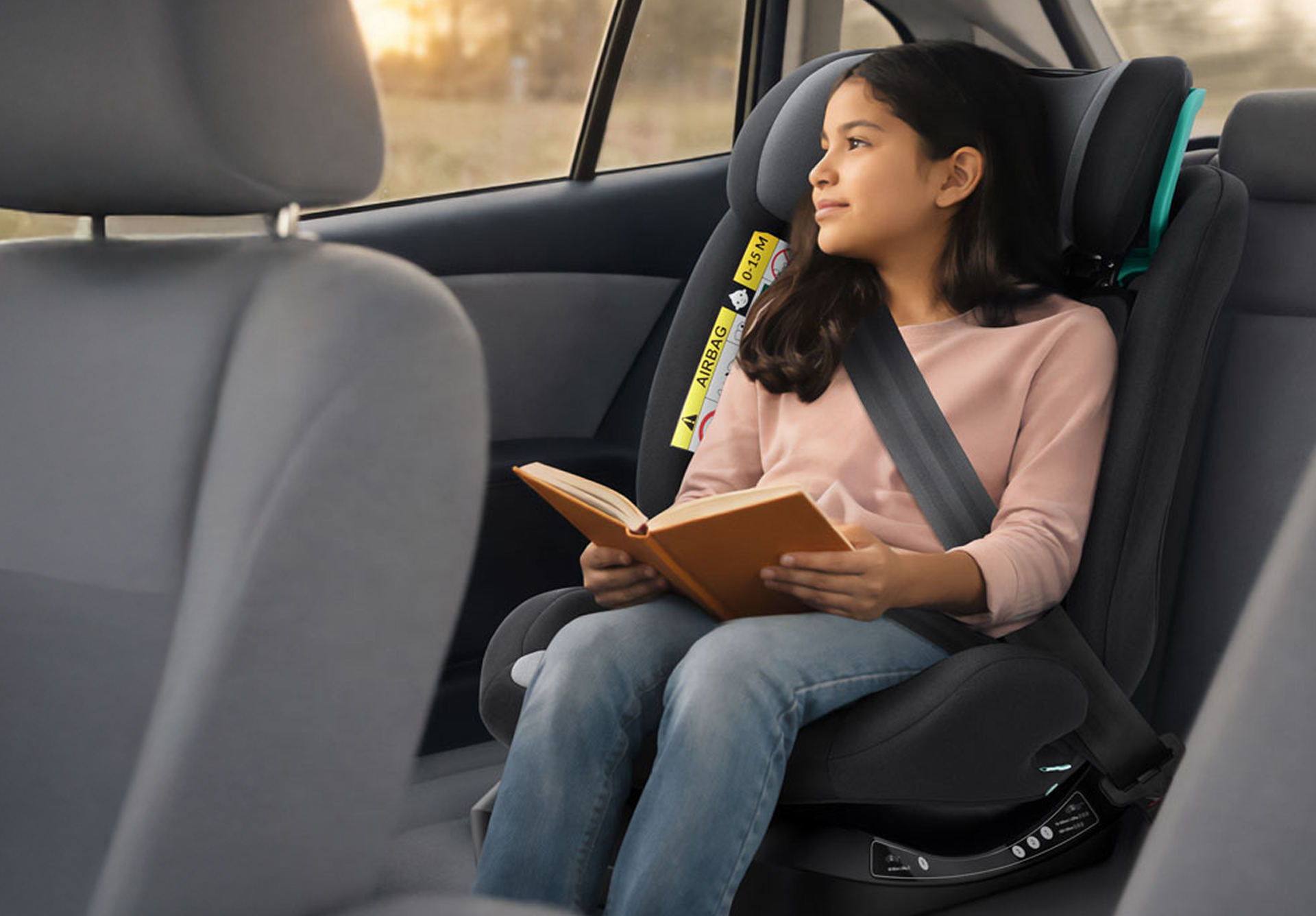 Menina lendo no banco de trás do carro