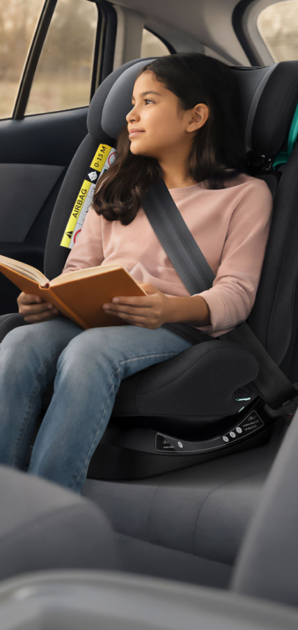 Menina lendo no banco de trás do carro