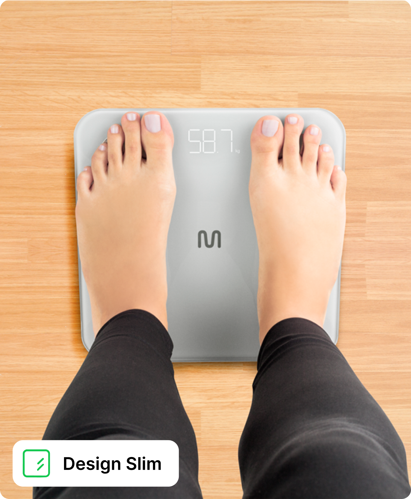 Pessoa em cima da Balança BioHealth, destaque para o design slim