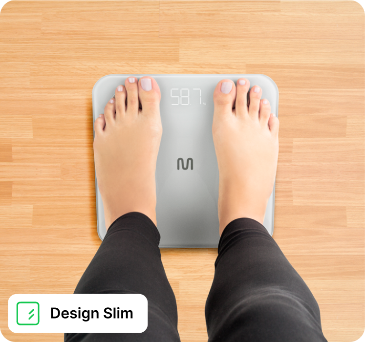 Pessoa em cima da Balança BioHealth, destaque para o design slim