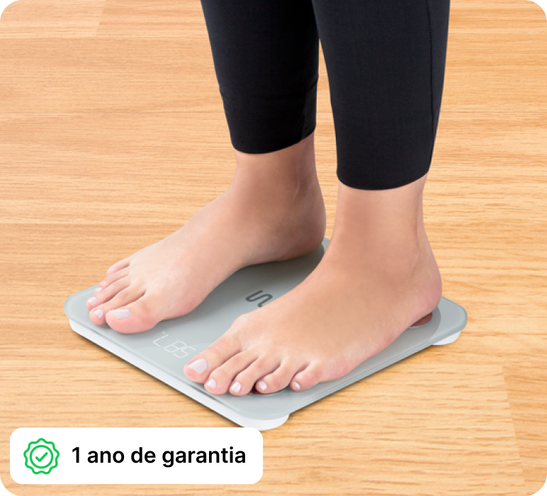 Pés sobre a Balança BioHealth com selo de 1 ano de garantia