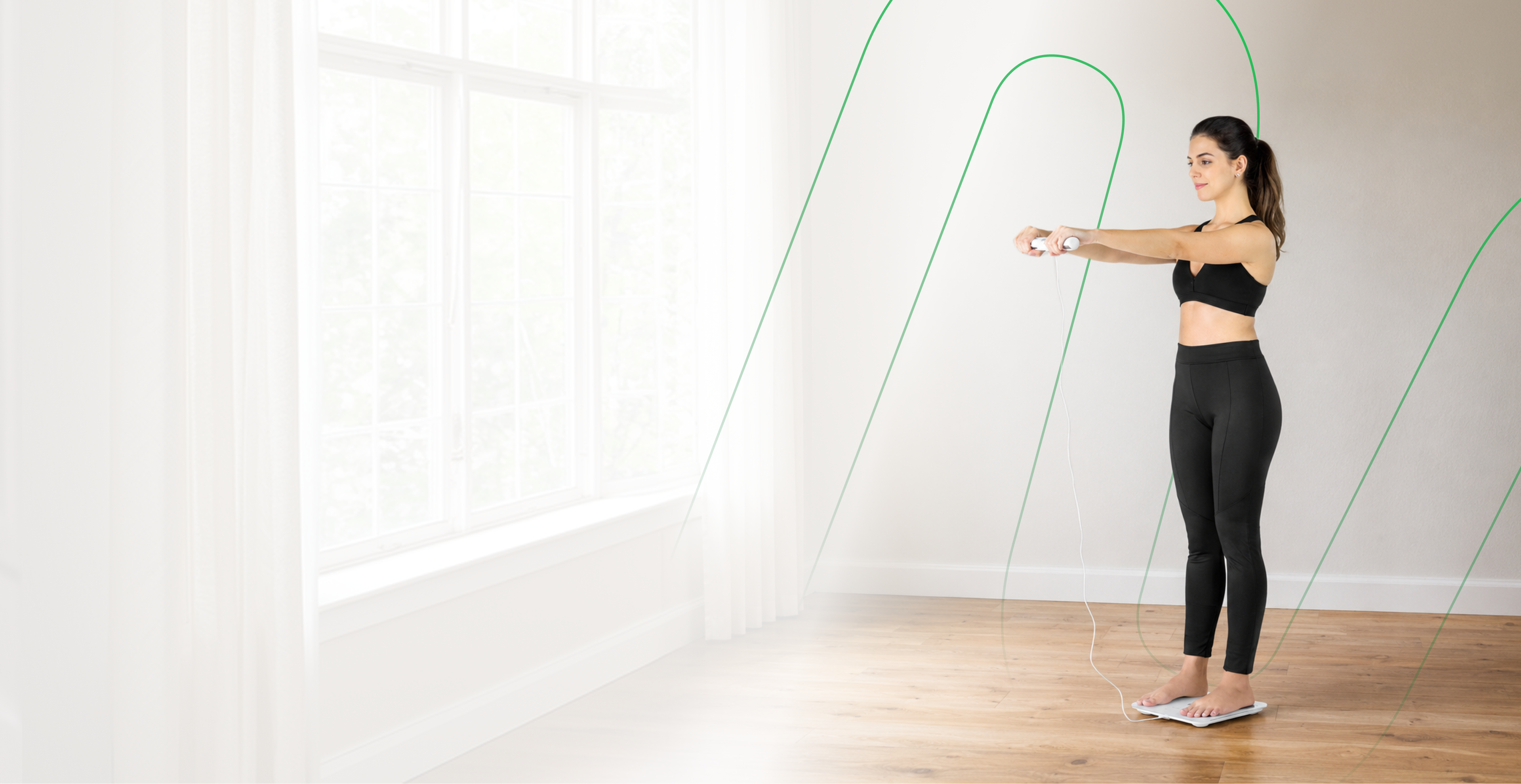 Mulher usando a Balança de Bioimpedância Bio Health Pro Multi Saúde