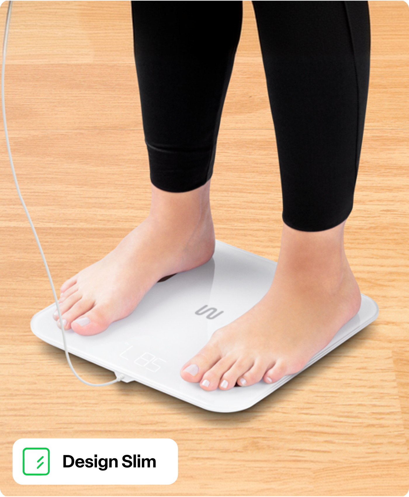 Pessoa em cima da balança Bio Health Pro, destaque para o design slim