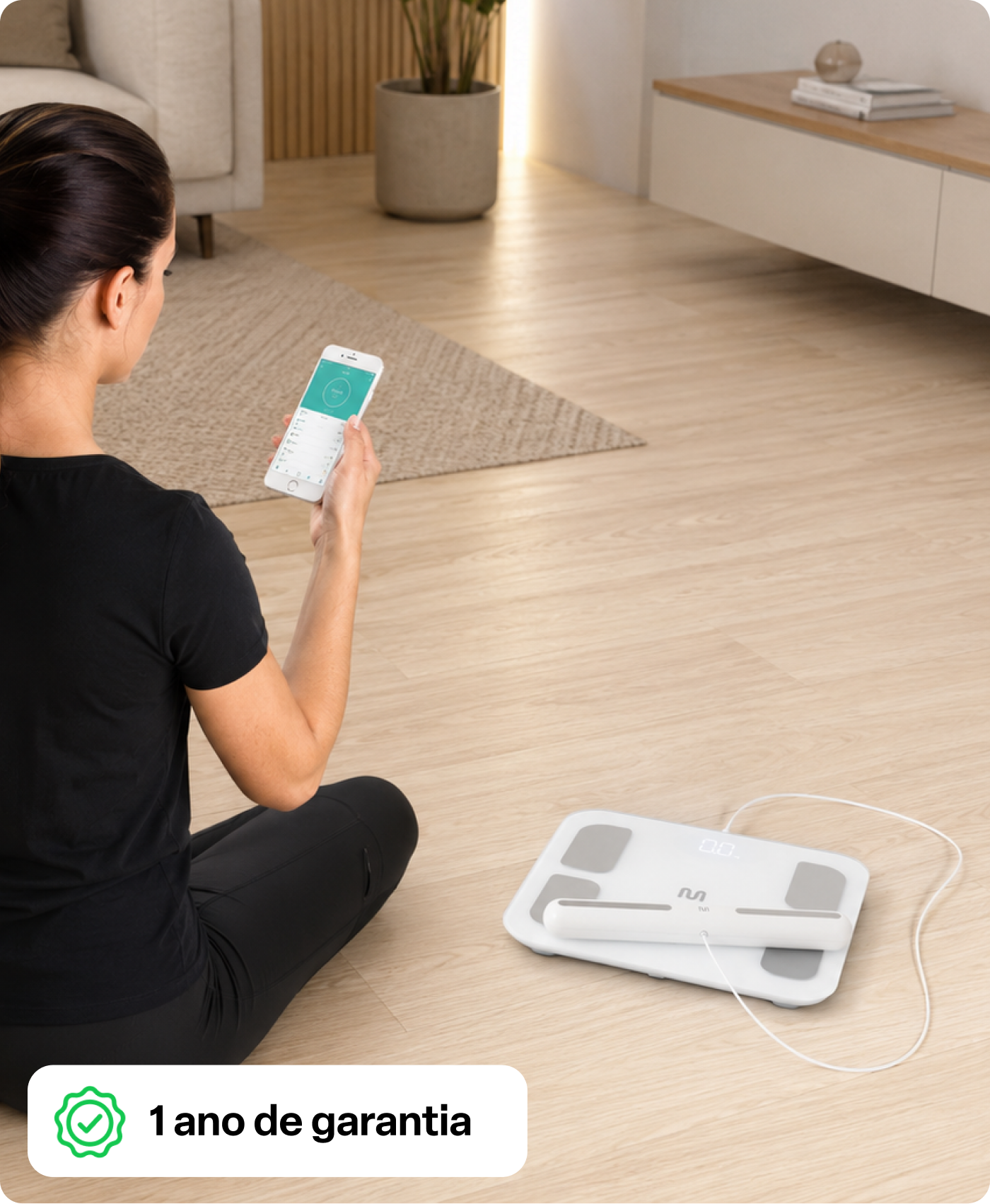 Mulher usando o app Fitdays ao lado da balança Bio Health Pro