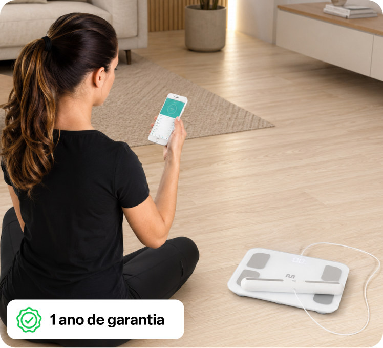 Mulher usando o app Fitdays ao lado da balança Bio Health Pro