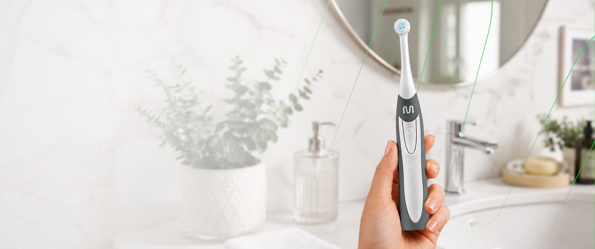 Escova Elétrica Adulto Rotacional Health Pro Twist Multi Saúde segura na mão em frente à pia do banheiro