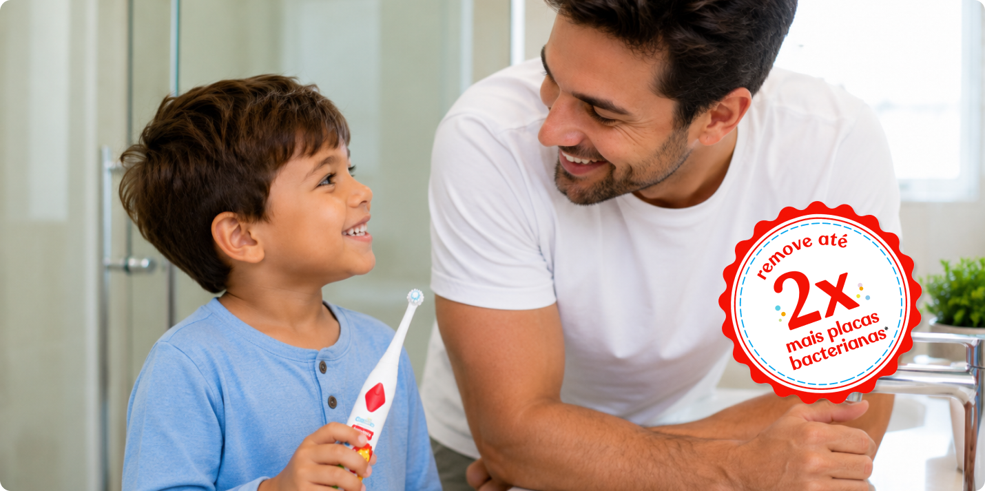 Pai e filho com a escova elétrica e o selo de remoção de até 2x mais placas bacterianas