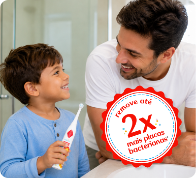 Pai e filho com a escova elétrica e o selo de remoção de até 2x mais placas bacterianas