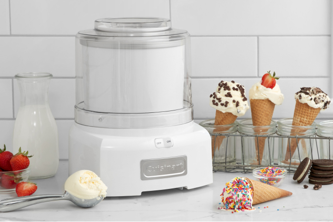 Sorveteira Cuisinart com casquinhas de sorvete ao lado
