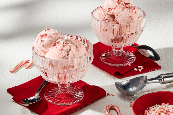 Taças de sorvete rosa com frutas vermelhas