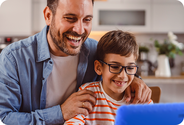 Mãe e filhos usando tablet