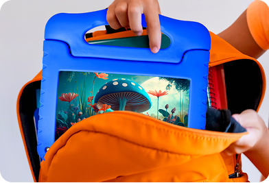 Mãe e filhos usando tablet
