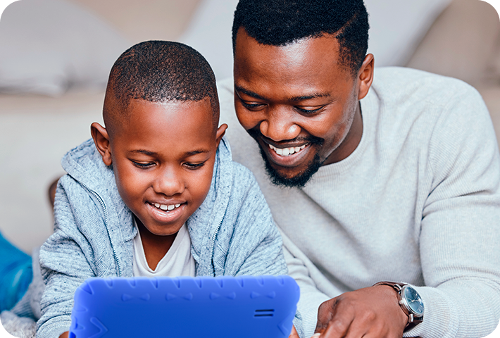 Mãe e filhos usando tablet