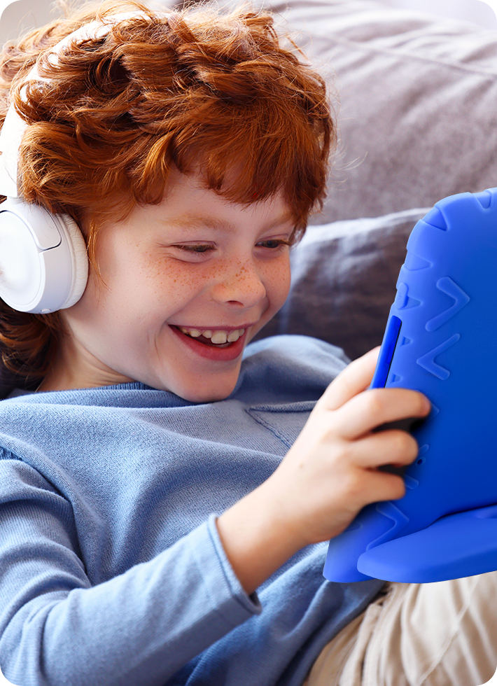 Menina com magia saindo do tablet