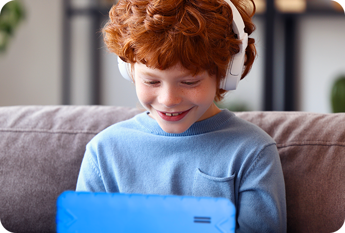 Mãe e filhos usando tablet