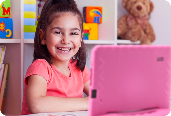 Mãe e filhos usando tablet