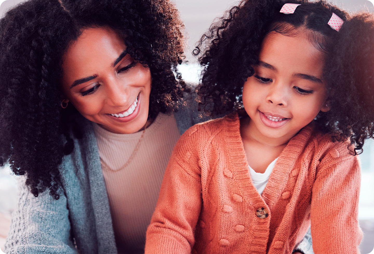 Mãe e filhos sorrindo usando o tablet