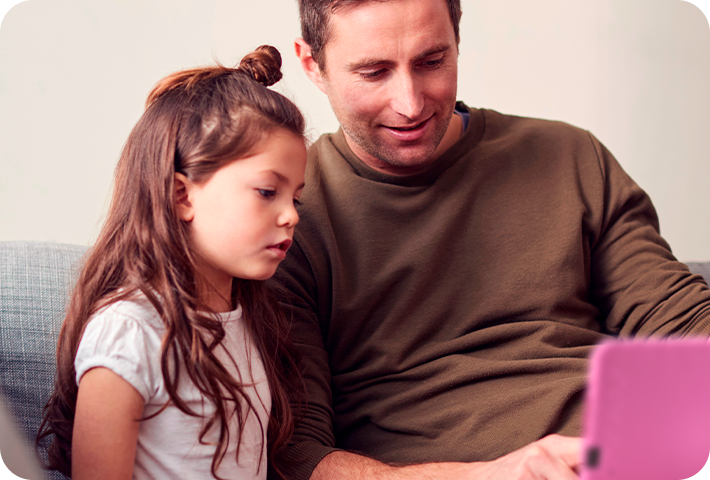 Mãe e filhos usando tablet