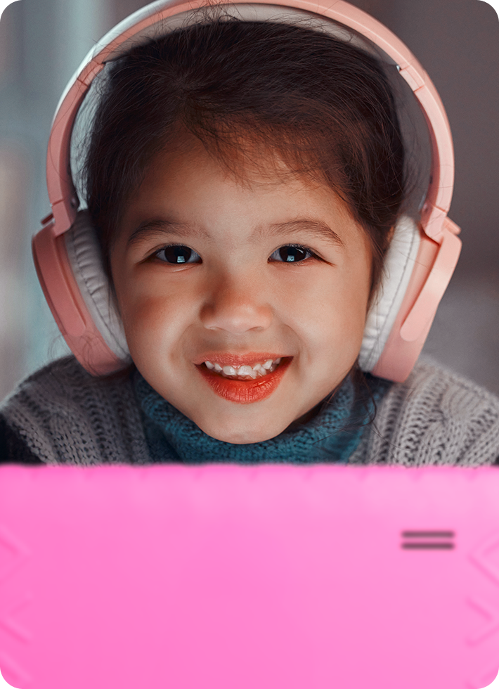 Menina com magia saindo do tablet