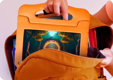 Mãe e filhos usando tablet