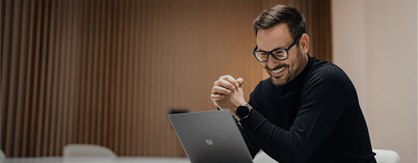 Homem utilizando notebook Multi Ultra