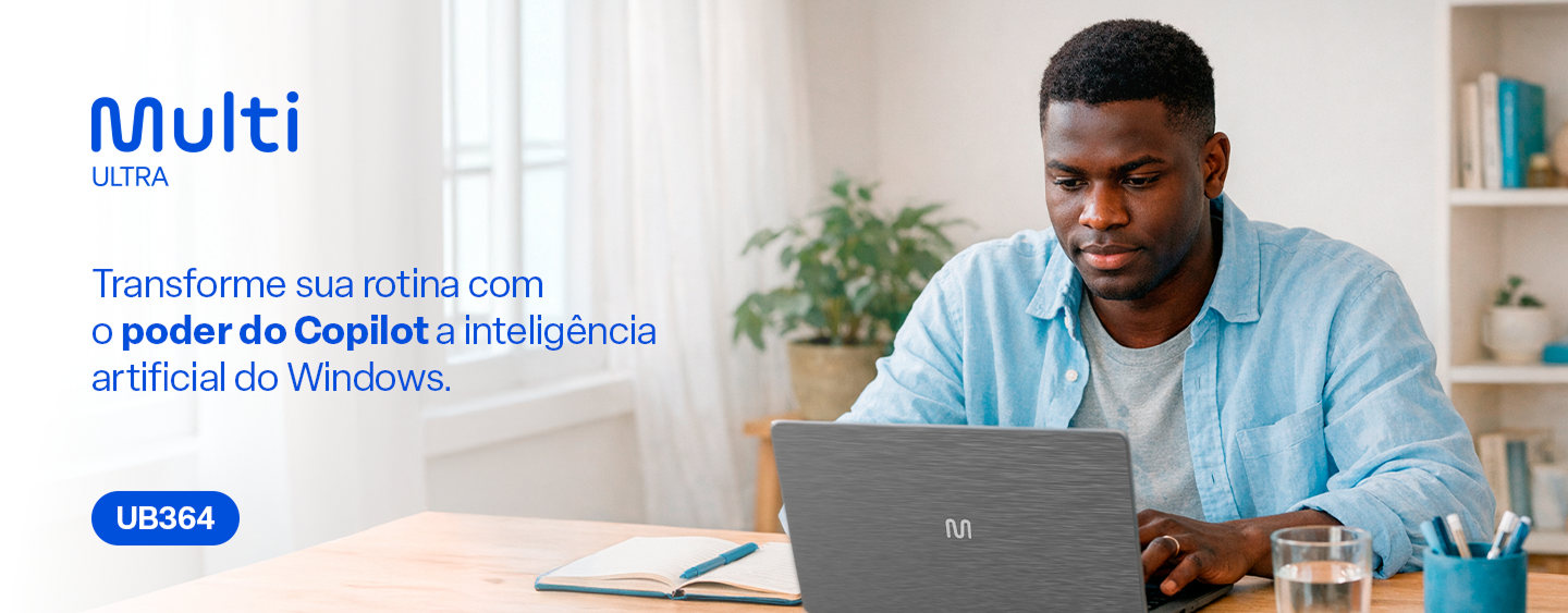 Homem utilizando notebook Multi Ultra