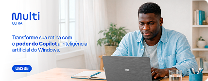 Homem utilizando notebook Multi Ultra