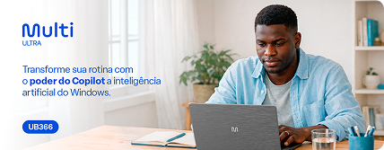 Homem utilizando notebook Multi Ultra